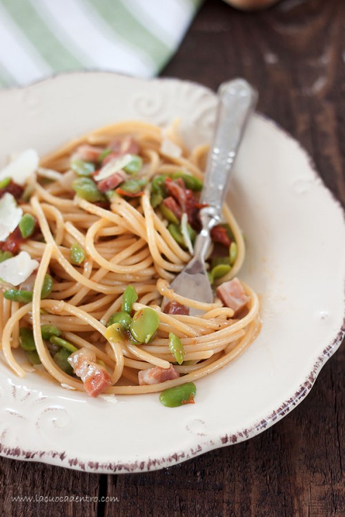 Spaghetti con fave fresche, pancetta e pecorino