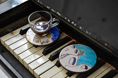 Tazzine di caffeÌ con piattino di ceramica