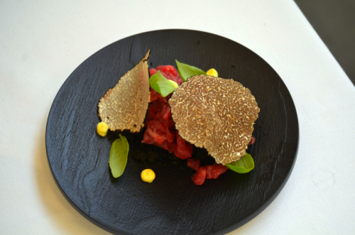 Tartare di vacca vecchia, crumble di alga yakinori, tartufo estivo e maio al lime