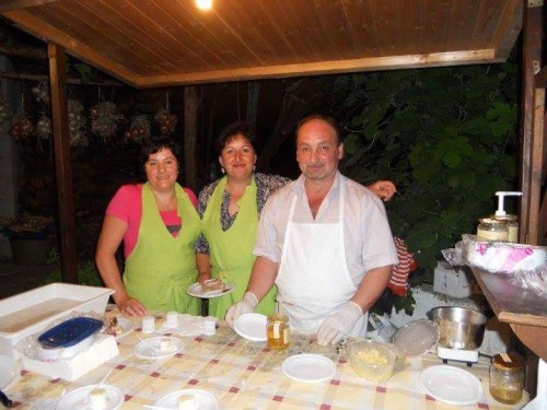 ANNA DORA CAMPANILE - La titolare al centro con suo marito, a destra