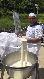 IL VALICO - Antonio Campanile mentre produce il fior di latte