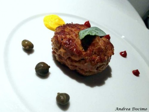 Antica Osteria Marconi a Potenza. Burger di agnello alla piastra con salsa olandese, capperi e peperone di Senise liquido