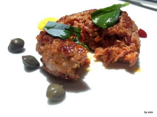 Antica Osteria Marconi a Potenza. Burger di agnello alla piastra con salsa olandese, capperi e peperone di Senise liquido