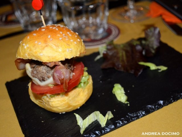 B-Zone & La Taverna di Bacco. Il Panino di Cristiano con Teo Musso. Il B-ZONE CLASSIC mini