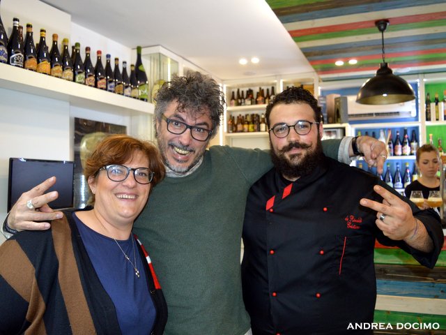 B-Zone & La Taverna di Bacco. Il Panino di Cristiano con Teo Musso. Teo Musso tra Cristiano De Rinaldi e la madre