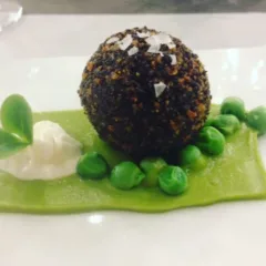 Crocchetta di patata viola su crema di piselli e stracciata di bufala