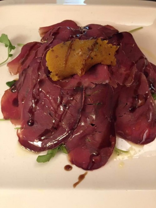 Filetto di cinghiale affumicato con rucola, arancia, balsamico e mostarda di ananas