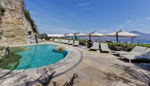 Al settimo piano, scavata nel tufo, la piscina da sogno, quiete e relax in ogni momento del giorno.