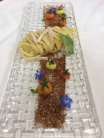 Tagliatelli di Gragnano cotti in acqua di pomodoro del Furore su crema di tartufi di mare e crudo di cannolicchi