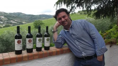 Paolo Verrone con i suoi vini
