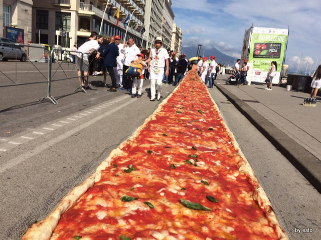 Pizza  Guinnes Napoli  la  pizza piu lunga  del  mondo