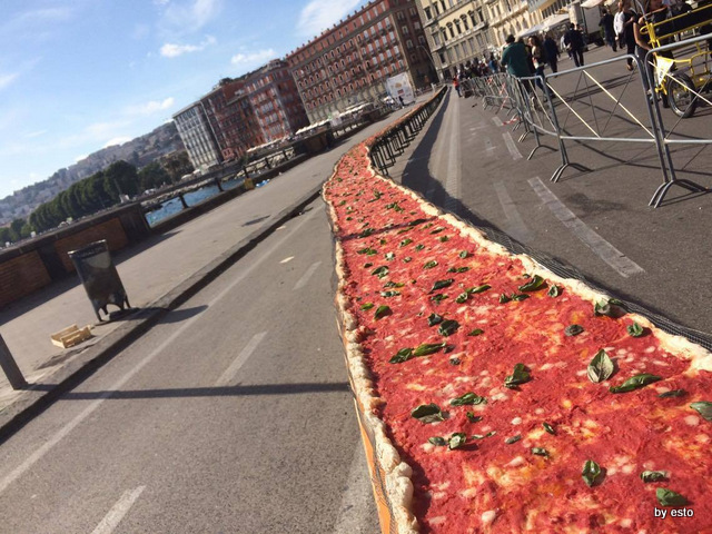 Pizza  Guinnes Napoli la pizza piu lunga  del  mondo
