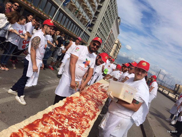 Pizza  Guinnes Napoli la pizza piu lunga  del  mondo