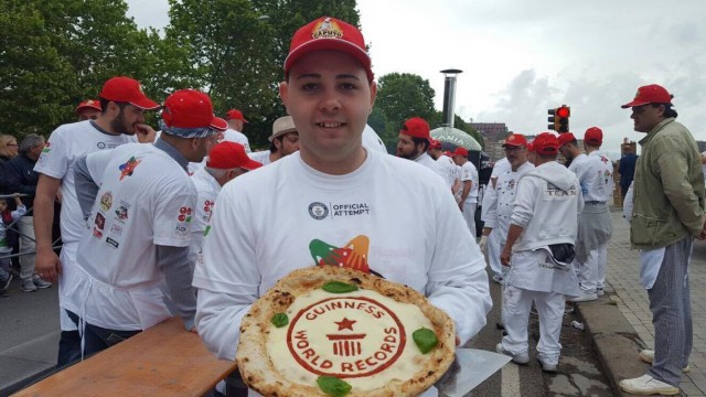 Pizza  Guinnes World Records  lungomare di Napoli