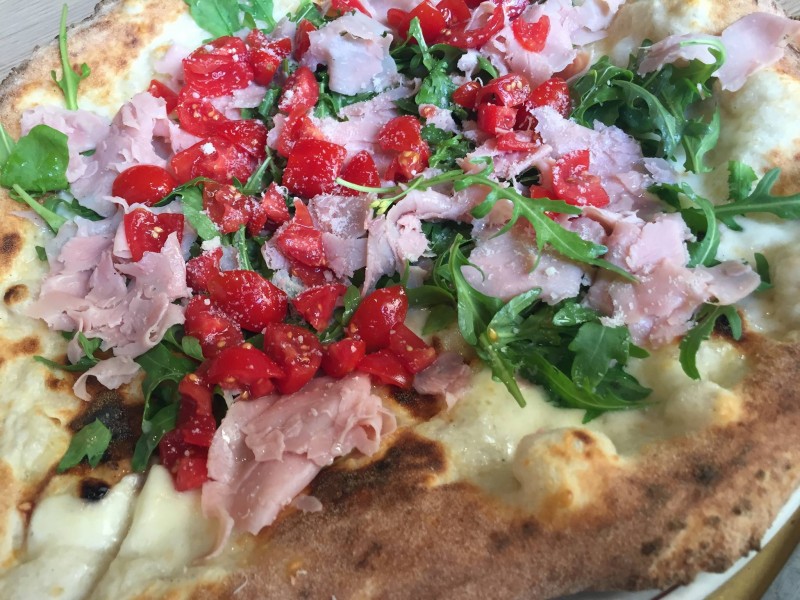 Pizzeria di Napoli, pizza prosciutto cotto, pomodorini e rucola