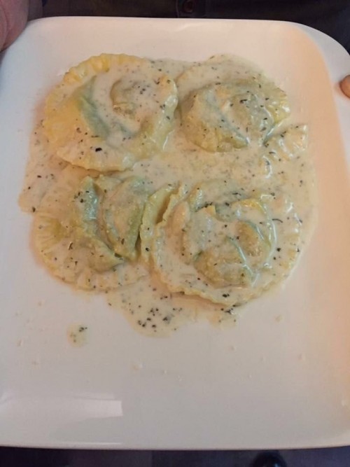 Ravioli di Chianina con salsa in erba cipollina e riudzione al Chianti