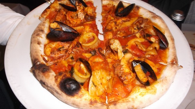 Ristorante Pizzeria Grotta Azzurra Pizza ai frutti di mare, con impasto di farina di canapa sativa bio