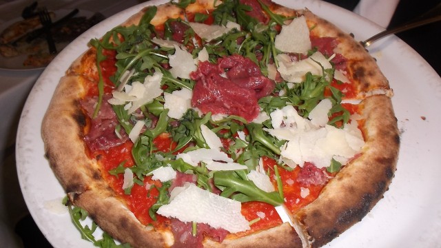 Ristorante Pizzeria Grotta Azzurra Pizza con rucola, scaglie di grana e carne cruda