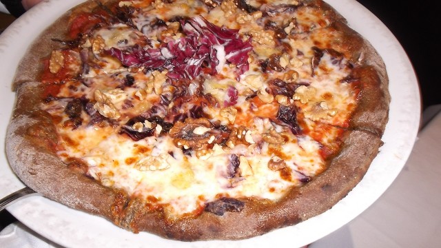 Ristorante pizzeria Grotta Azzurra Pizza asl grano saraceno con fior di latte, radicchio e noci
