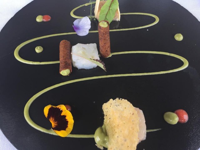 Villa Cimbrone miniburgher di scampo croccante di finto pane, wafer con tartare diricciola, melanzan con crudo di pomodoro