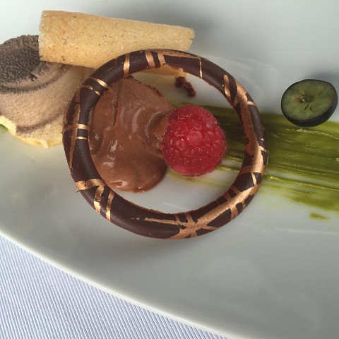 Villa Cimbrone, pre dessert nousse al cioccolato con cuore di lampone