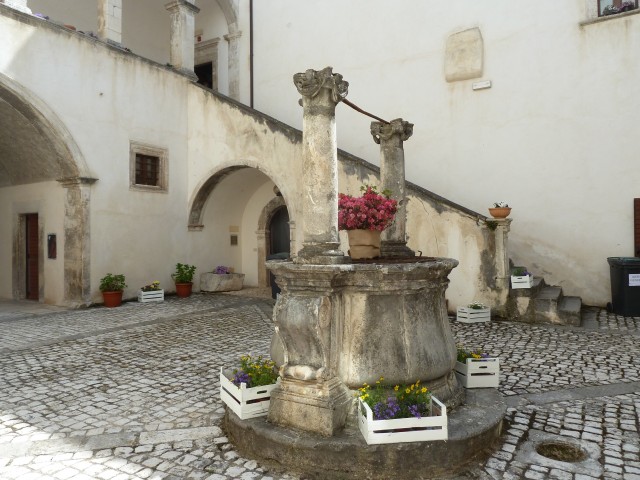 Cortile palazzo Santucci