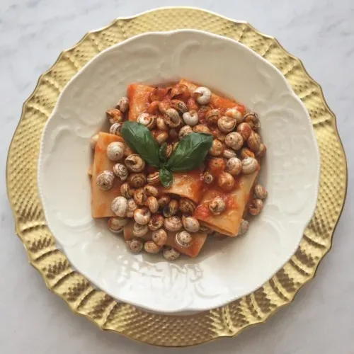 Paccheri di Gragnano al sugo di lumache siciliane.