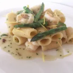 Mezze maniche rigate con gamberi, asparagi e zeste di limone