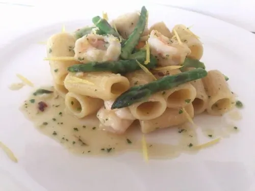 Mezze maniche rigate con gamberi, asparagi e zeste di limone