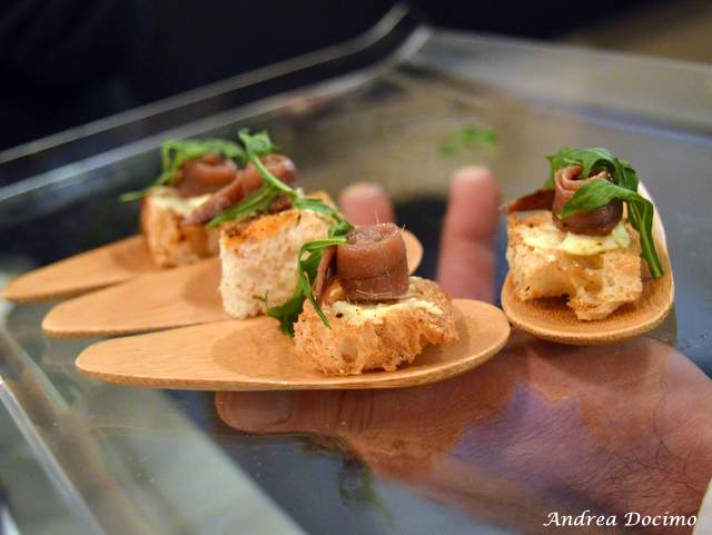 1 CHEF, 2 STELLE, 3 PANINI con Francesco Sposito da 12 Morsi. Crostini di pane all’origano con burro salato francese e acciughe del Mar Cantabrico