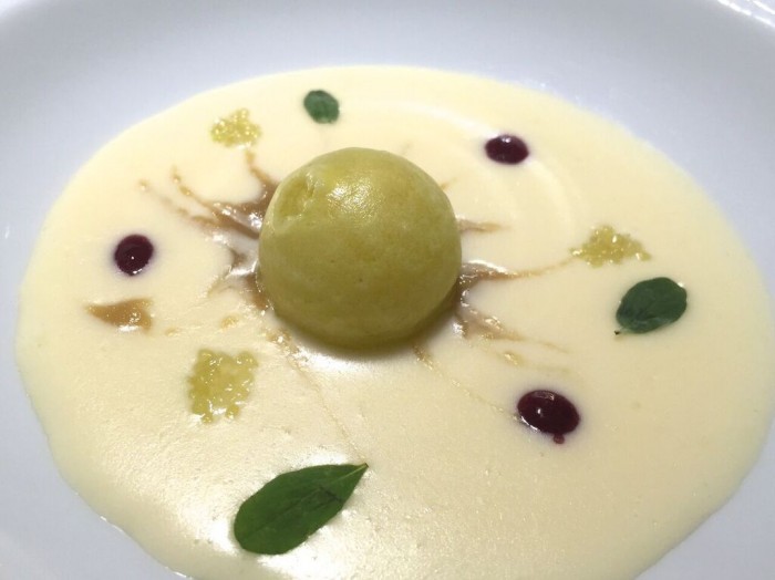 Groviera e cipolla stracotta, mango e salvia al limone