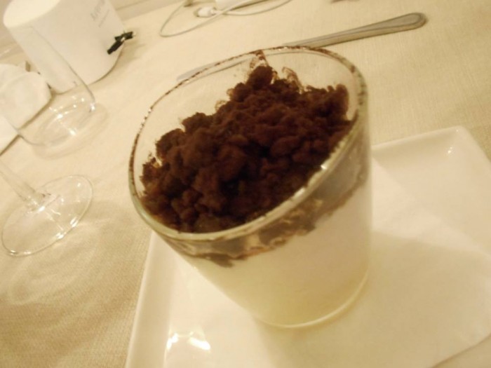 Cappuccino Biancofiore ( crema di mascarpone al profumo di sambuca con granita di caffe e biscotto)