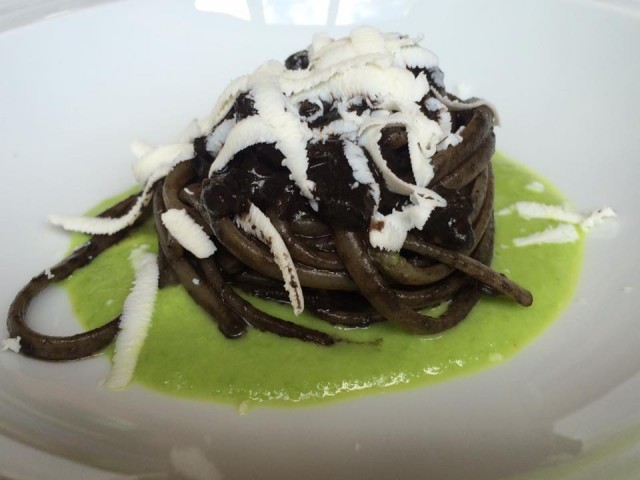 Pietratorcia, linguine seppie, nero e piselli