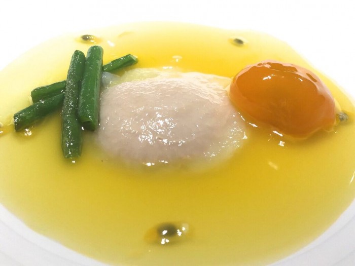 Zuppa di passion fruit, cappesante e rosso d’uovo