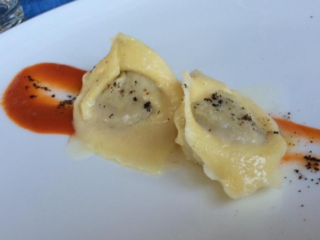 Pietratorcia, tortelli di melanzane con salsa ai peperoni e cacao