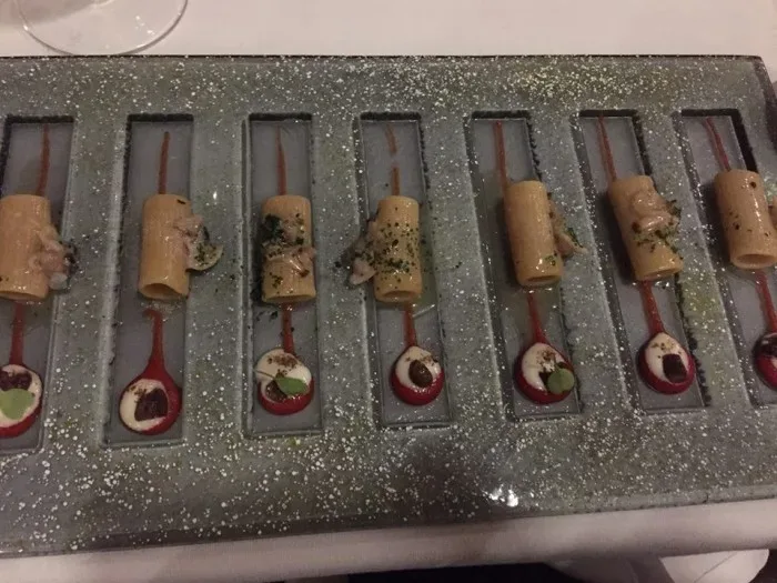 Rossellinis, rigatoni all'arrabbiata di vongole veraci