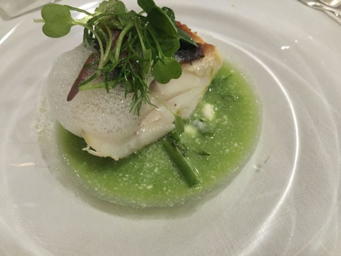 Riosselinis,spigola in oliocottura, cremoso di mandorla bianca, centrifuga di asparagi, tartufi di mare e salsa di Prosecco