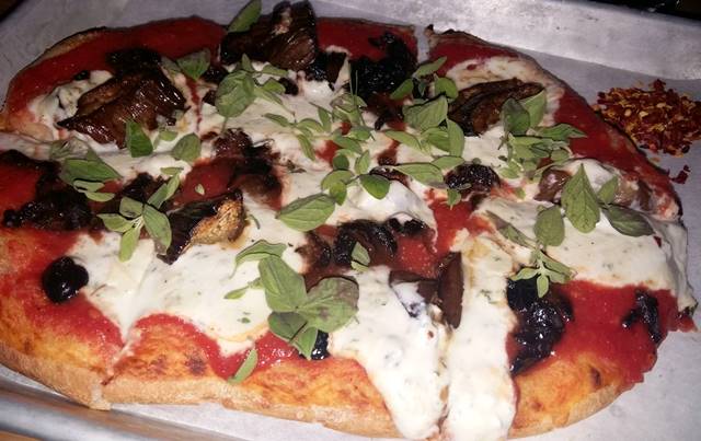 Melenzane caramellizzate, olive, pomodoro e formaggio vegetale