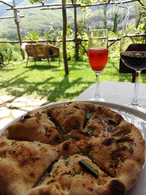 Il Tintore, focaccia con erbe aromatiche