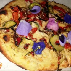 Mathew Kenney's Vegan Pizzeria, Peperoni e zucchine con formaggio vegetale