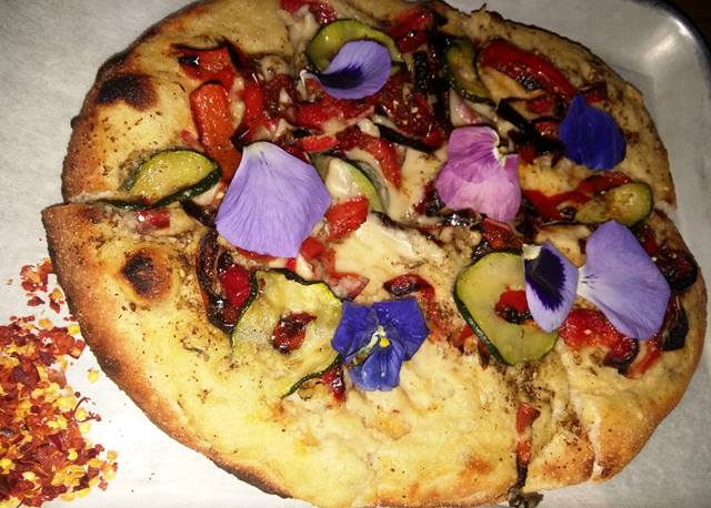 Mathew Kenney's Vegan Pizzeria, Peperoni e zucchine con formaggio vegetale