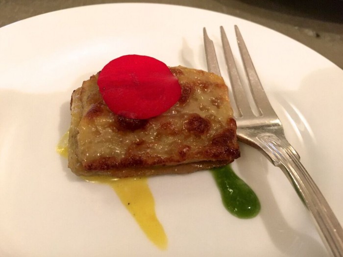 Tapas, Parmigiana di melanzane con pomodori gialli e zafferano, salsa tartara e salsa verde