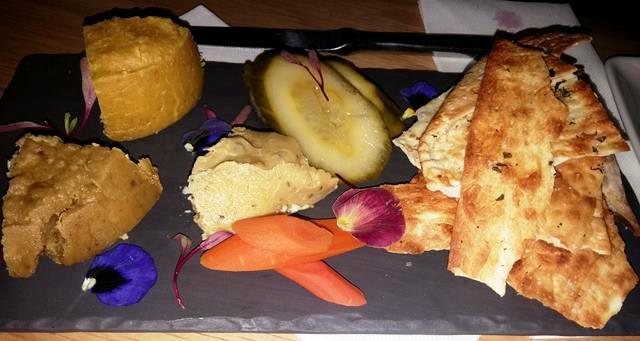 Piatto di formaggi vegetali