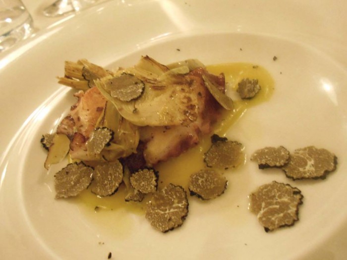 Polpo alla griglia con carciofi e tartufo estivo su patata liquida allo zafferano