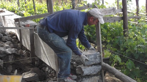 Azienda Marisa Cuomo Operaio intenso a costruire il muretto di contenimento