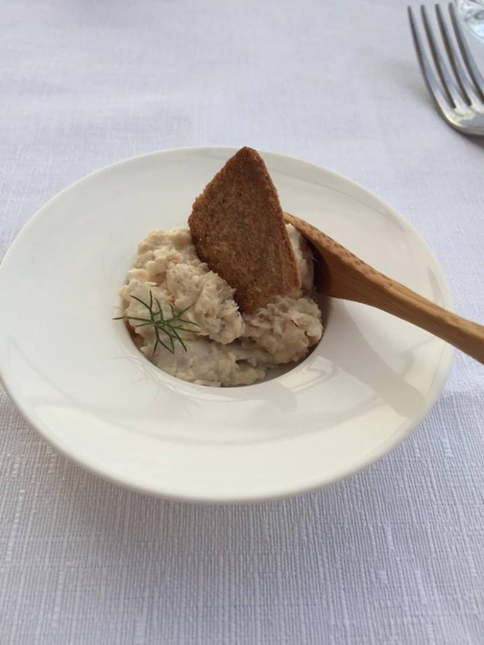 Benvenuto pasticcio di alalonga con una sfoglia integrale e rosmarino