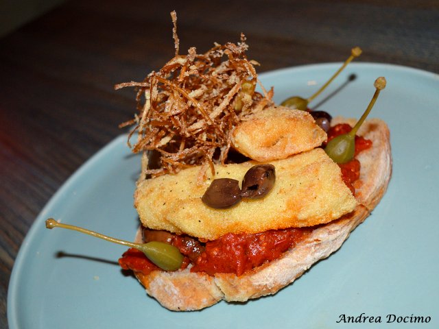 Bubba Pub a Pozzuoli. La fresella Puffcode con sfoglie di baccalà alla puttanesca