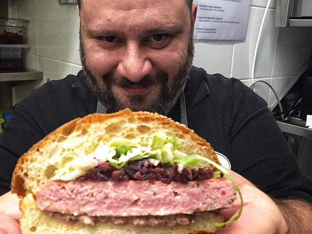 Bubba Pub a Pozzuoli. Venerando Valastro ed il suo Tuna Cheese Burger