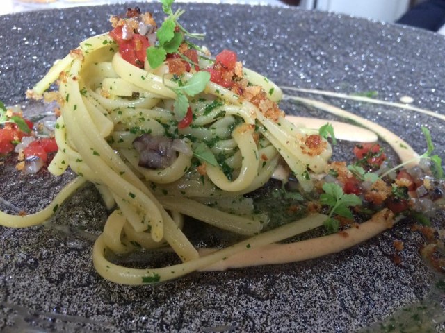 DANI Maison, linguine aglio, olio, peperoncino e bruschetta