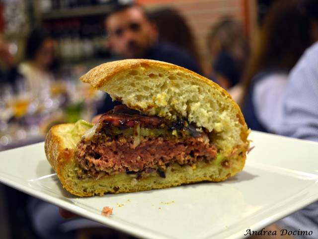 Da Gigione ci sta... Bruno Carilli! Ciabatta croccante con confettura al mosto di vino, hamburger di marchigiana, caprino bio semistagionato, odori conditi con arancia